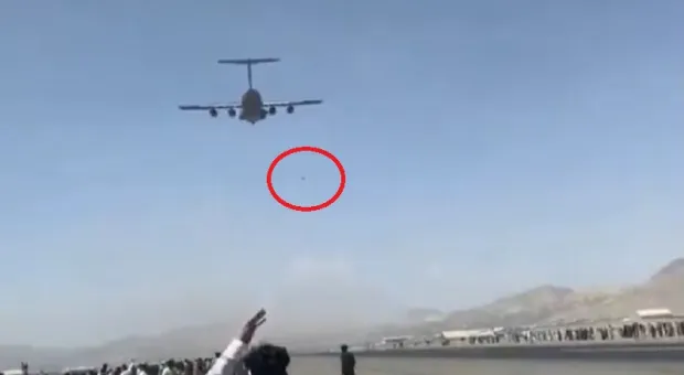 Сбежать любой ценой: афганцы упали с взлетающего в Кабуле самолёта. Видео