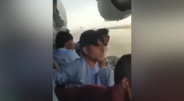 Афганец снял видео, сидя на фюзеляже движущегося самолёта