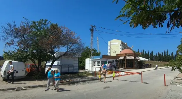 Набережную пляжа «Омега» в Севастополе превратили в пешеходную зону