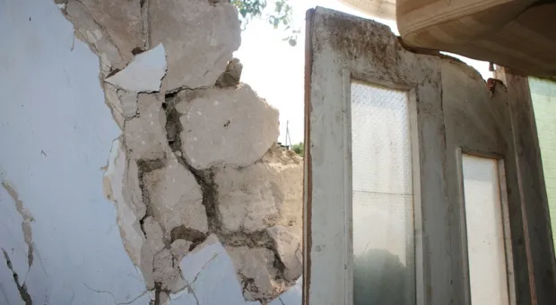 «Меня не прибило, я в углу сидел»: дожди развалили дом 84-летнего крымчанина