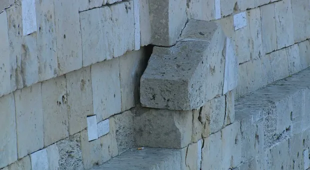 В Севастополе разрушается стена у памятника Затопленным кораблям