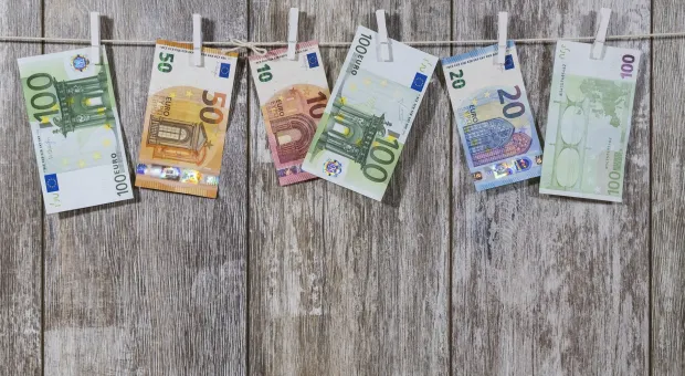 После наводнения в Германии чиновникам приходится мыть деньги