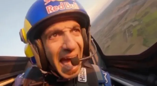 Мужчина впервые в мире пролетел на самолёте через два тоннеля. Видео