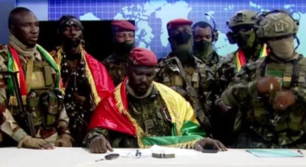 Военные в Гвинее объяснили, почему они взяли в плен президента страны