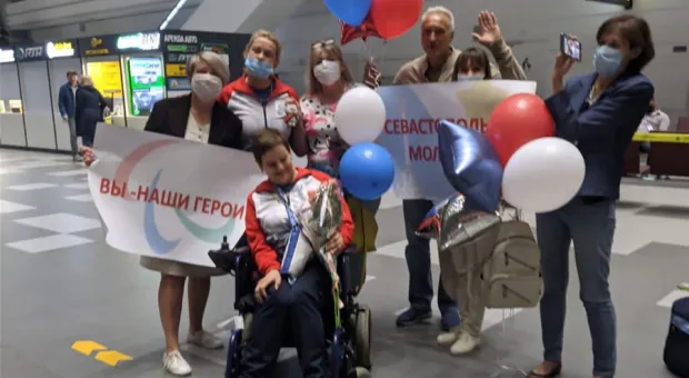 Севастопольскую участницу Паралимпиады встречали в аэропорту с цветами