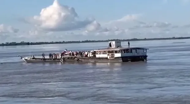 На реке столкнулись два судна с 240 пассажирами, есть жертвы. Видео