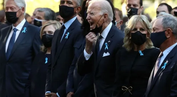 Байден сделал странный жест на церемонии памяти жертв 11 сентября
