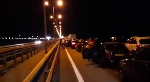 Соцсети сообщили об огромной пробке на Крымском мосту