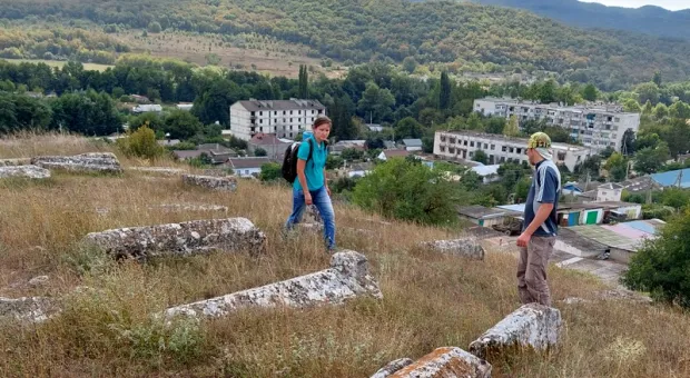 Древнее кладбище в горах Крыма до сих пор вызывает споры экспертов