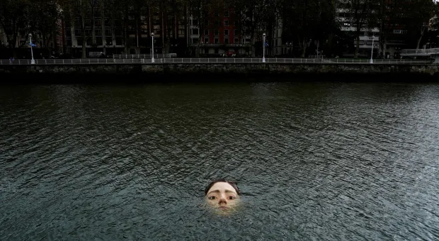 На испанцев из-под воды теперь смотрит страшная статуя. Видео