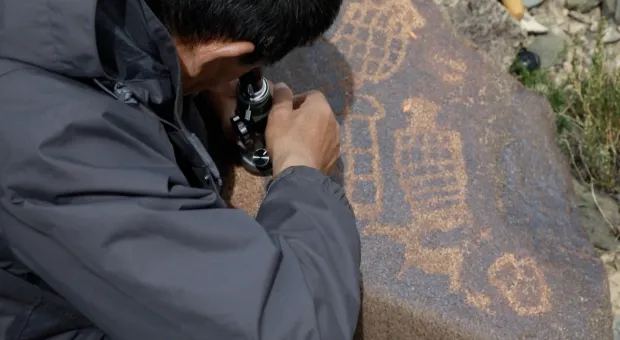 Рядом с тибетским озером обнаружили таинственные артефакты