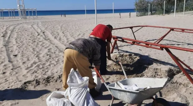 Ушлые предприниматели расфасовывают в мешки крымские дюны