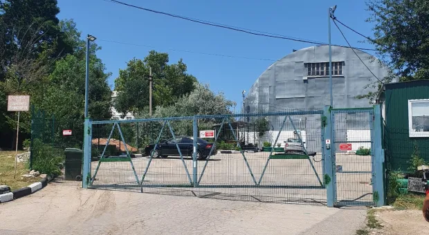 В Севастополе снесут самовольный забор и КПП 