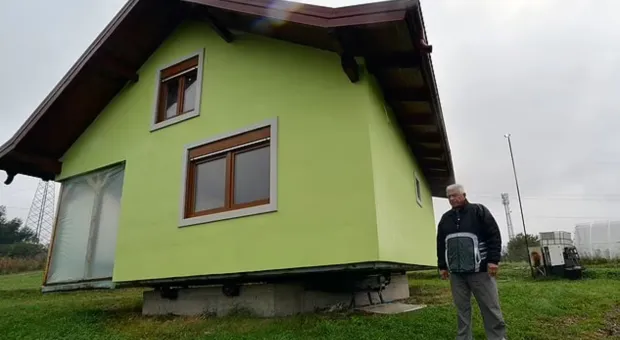 Мужчина построил дом, который может за секунды обернуться вокруг оси. Видео