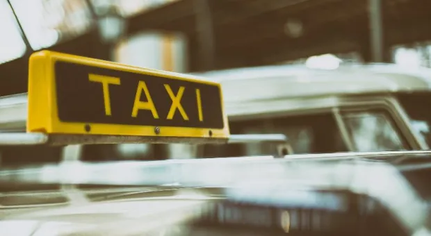 «Окно — не помойка»: в Крыму таксист высадил пассажиров посреди дороги