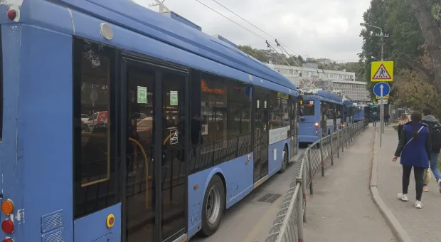 Троллейбусы стали в гигантской пробке от Героев Севастополя до автовокзала