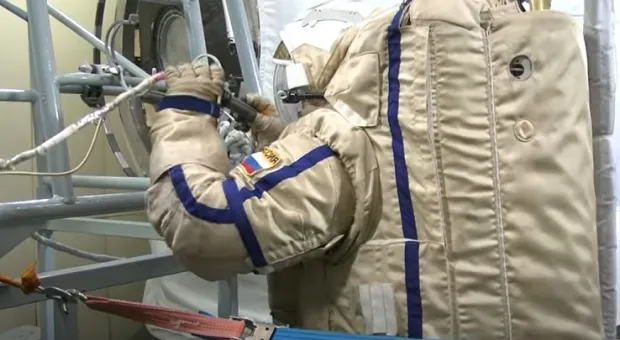 Появилось видео, как российские космонавты тренируются высаживаться на Луну