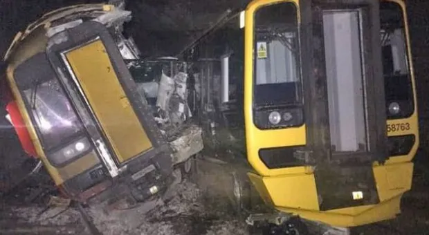 Два поезда столкнулись в туннеле на Хэллоуин