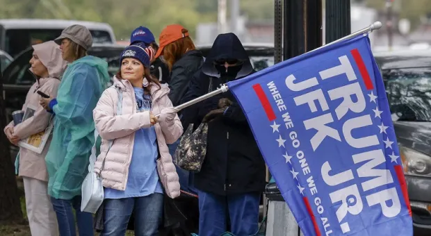 Сотни американцев вышли на улицы в ожидании умершего сына Кеннеди