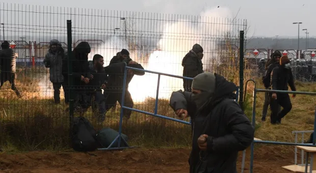 Камни, газ и гранаты: на границе мигранты атаковали польских силовиков. Видео