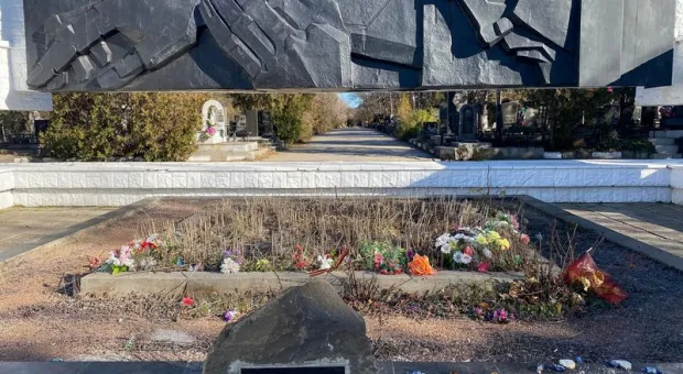 Почти не забыты: братскую могилу в столице Крыма завалили мусором