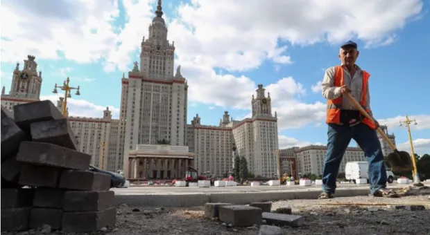 Собянин заявил, что количество мигрантов на стройках Москвы уменьшилось более чем вдвое