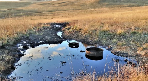 В крымской степи произошел разлив нефти