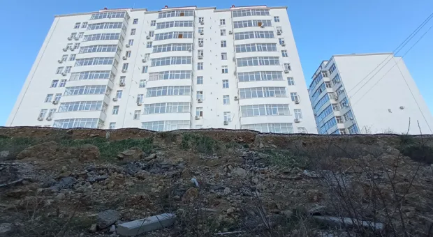 В Севастополе рухнувшую два года назад парковку у жилого дома ещё не восстановили