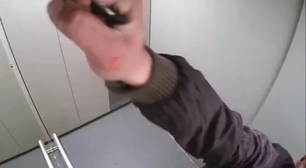 «Горячий» мужчина подрался с лифтами своего дома. Видео