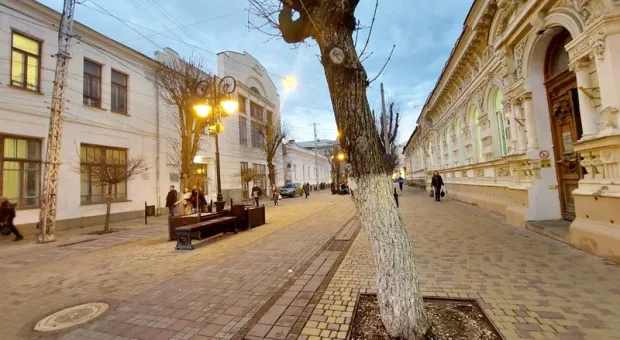 Неизвестные выкрали ажурные решетки в центре крымской столицы