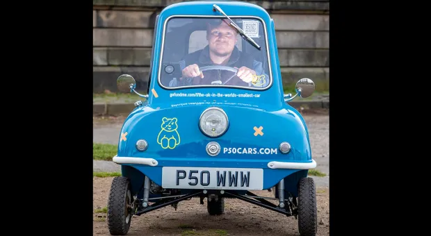 Мужчина проехал всю Великобританию на самом маленьком авто в мире. Видео