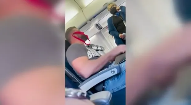 Мужчину со стрингами вместо маски на лице выгнали из самолёта. Видео