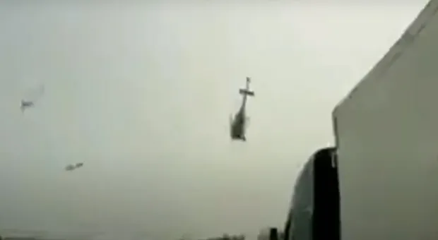 Падение вертолёта на оживлённую трассу попало на видео