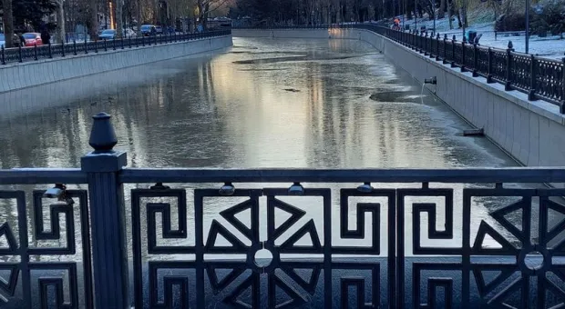 Реку в столице Крыма сковал лед