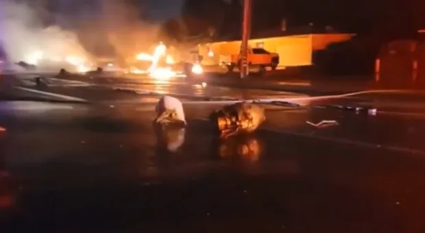 Огненная катастрофа: самолёт упал на жилой район города. Видео