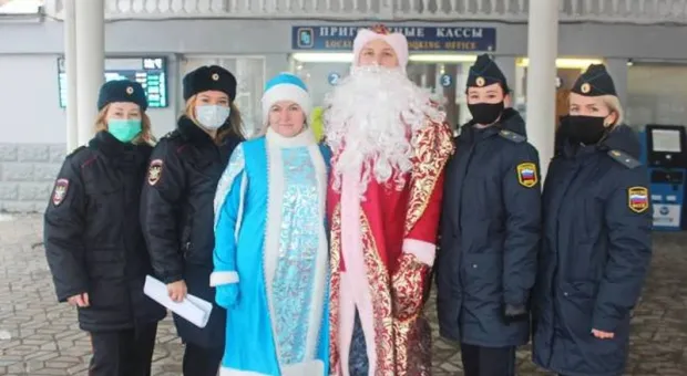 На вокзале Севастополя Дед Мороз требовал с должников подарки государству
