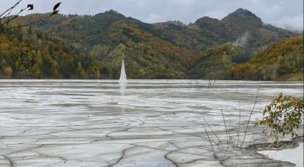 На видео сняли деревню, которую поглотило ядовитое озеро