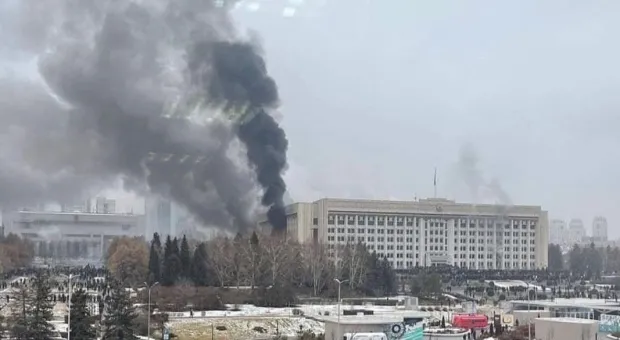 Штурм мэрии и резиденции президента: в Казахстане накаляется ситуация с беспорядками. Видео