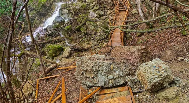 Небывалый камнепад разрушил тропу к известному крымскому водопаду