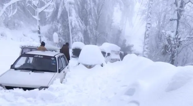 Снегопад привёл к гибели 22 человек, почти половина — дети. Видео