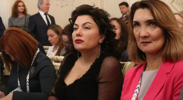 Нужно ли заставить крымских чиновников сменить Шанель на шинели