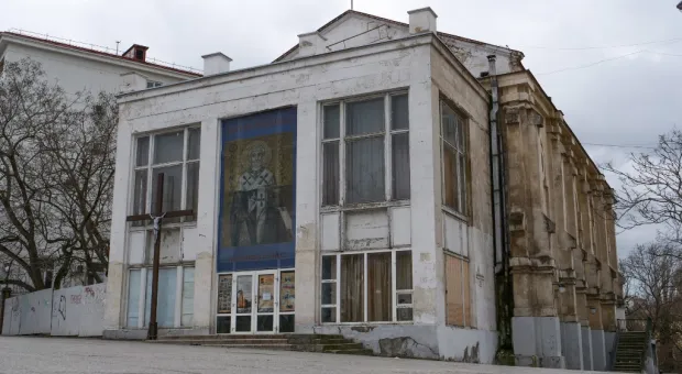 Уже не кинотеатр, но еще не костел: в Севастополе продолжает разрушаться «Дружба»