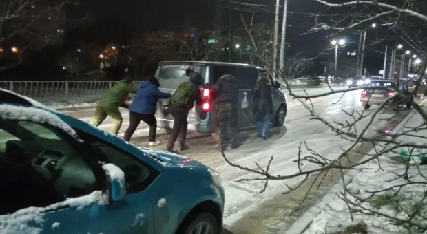 Гололед обездвижил автомобили в Севастополе