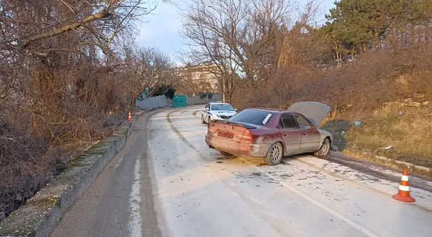 В Севастополе автомобиль перекрыл полосу движения после крутого виража