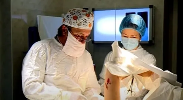 Хирург бесплатно поставил на ноги ходившую только на четвереньках девочку. Видео