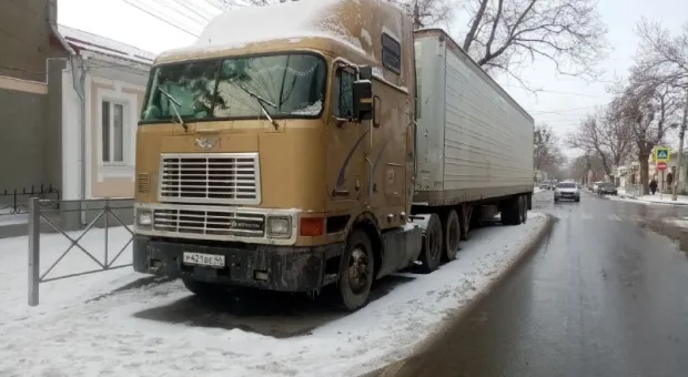 Крымчане спасают курского дальнобойщика от зимовки в грузовике