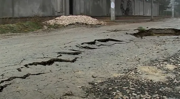 Проблемную дорогу на Муромской в Севастополе засыпали гравием