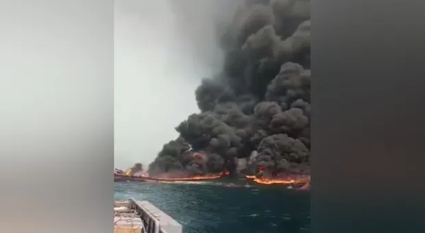 Пожар после взрыва на нефтедобывающем судне сняли на видео