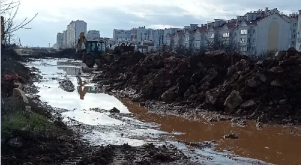 Проспект Античный в Севастополе утопает в грязи