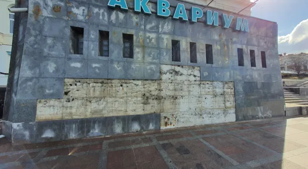 Центр Севастополя уже год «украшает» упавший фасад «Аквариума»